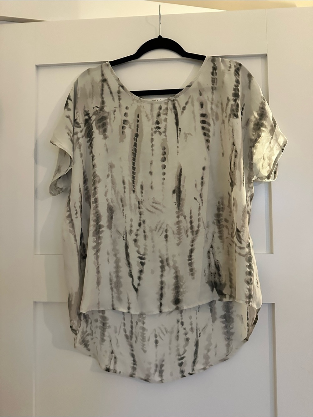 Violet & Claire Gray and White Tie-Dye Short Sleeve Tunic